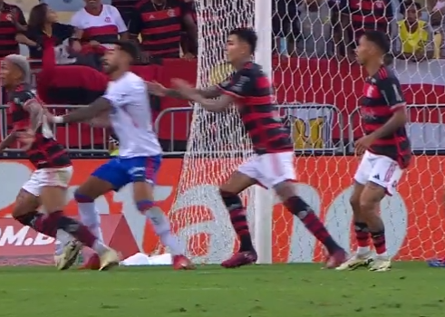 VAR briga com a imagem para validar gol do Fortaleza contra o Flamengo