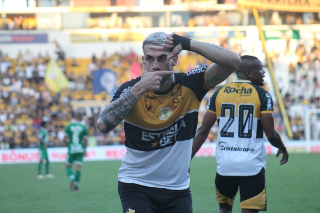 Felipe Vizeu comemora gol marcado pelo Criciúma contra a Chapecoense pelo Campeonato Catarinense