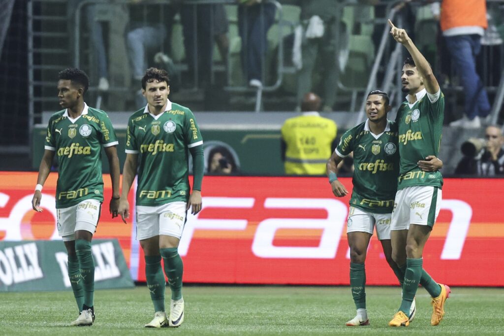 Flaco López aponta para o alto e recebe abraço de Rony após gol em Palmeiras x Atlético-GO. Raphael Veiga e Estêvão observam em mais distantes