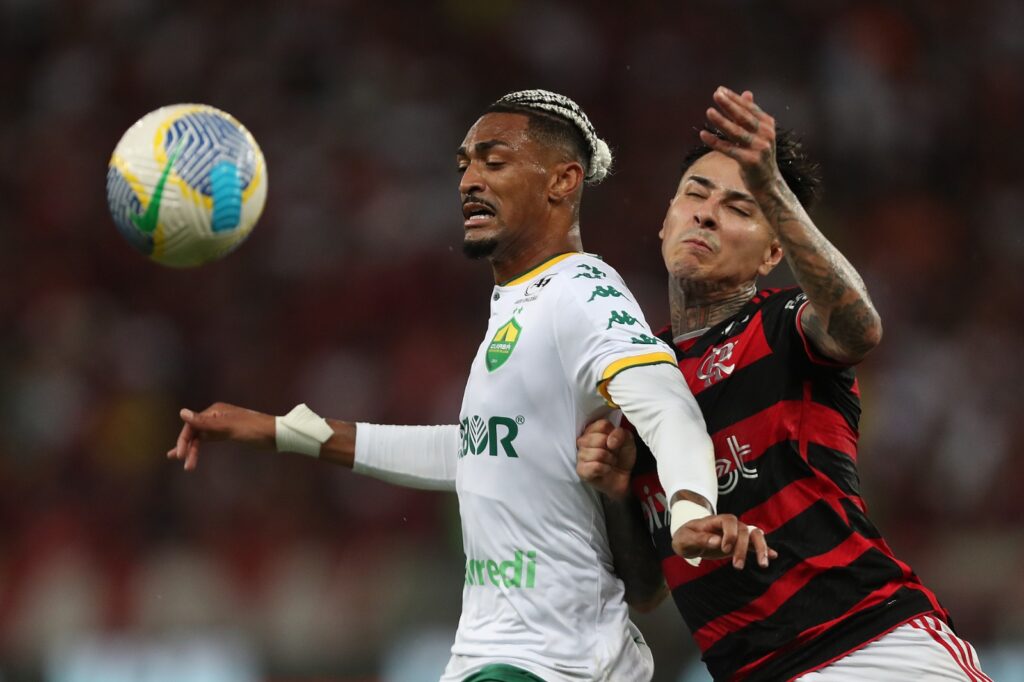 Pulgar divide a bola com jogador do Cuiabá; Flamengo ficou no empate no Maracanã pela 15ª rodada do Brasileirão