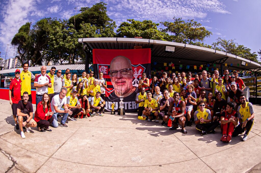 Atletas do Flamengo comemoram título 3ª Remo fazendo homenagem a Dudu Vinícius