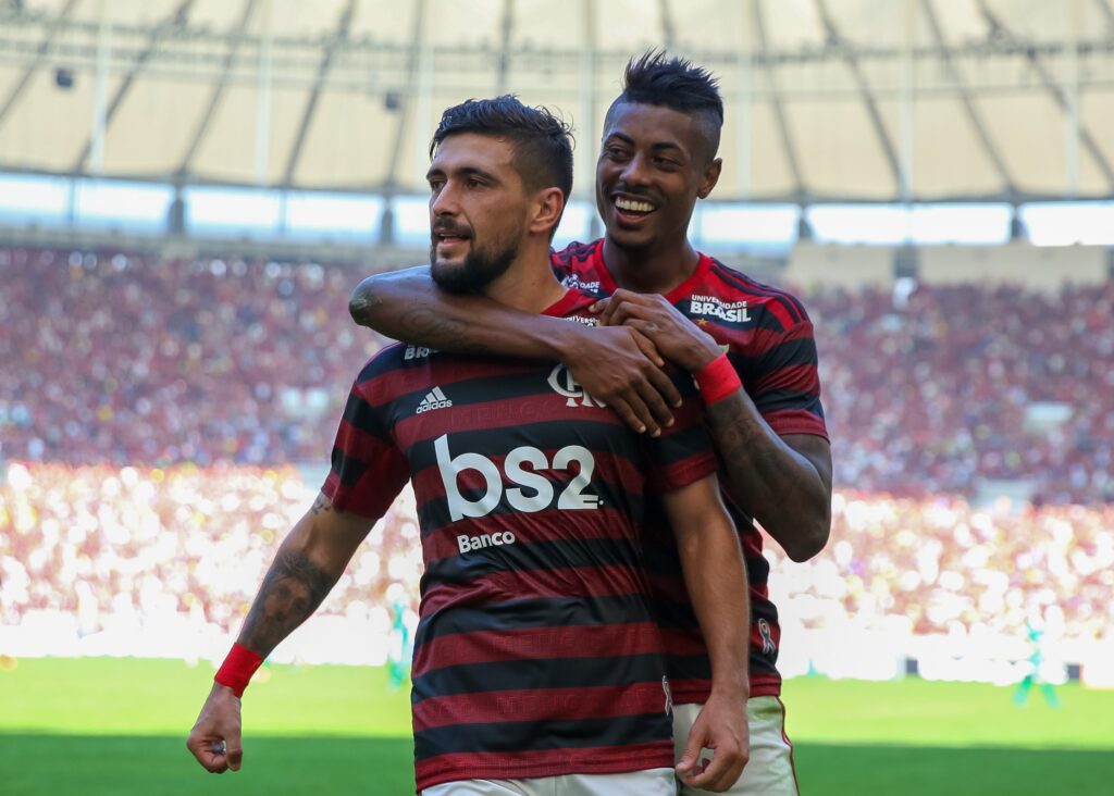 Arrascaeta e Bruno Henrique comemoram gol do Flamengo sobre o Goiás no Maracanã em 2019, estreia de JJ para o torcedor