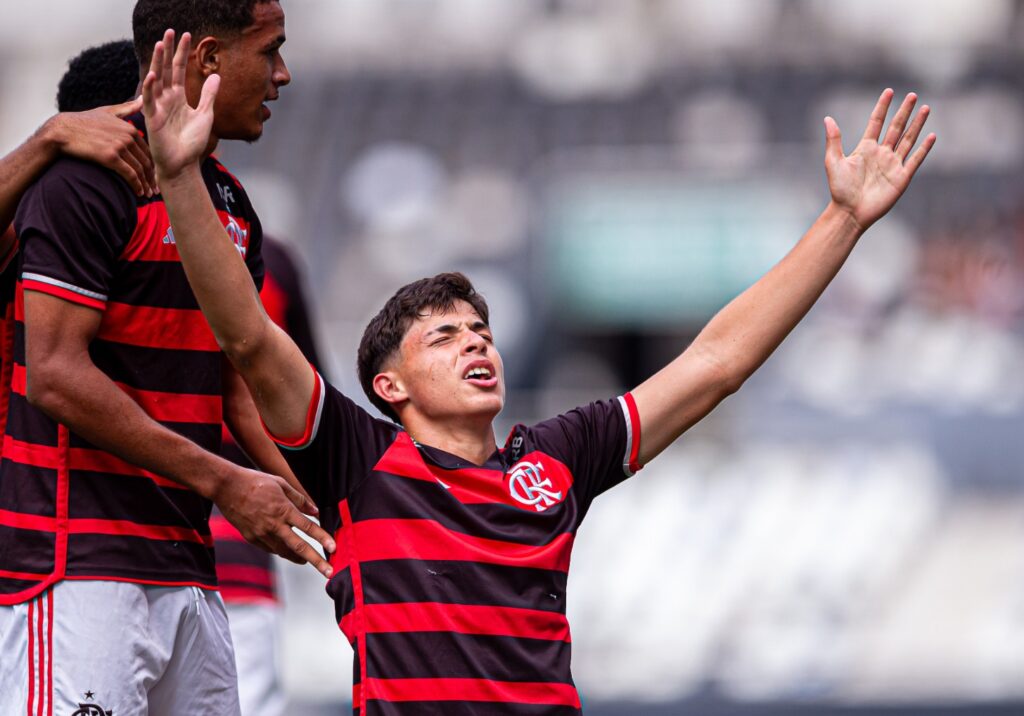 Camargo comemora gol pelo Flamengo SUb-17; Mengão venceu o Goiás de virada por 4 a 1