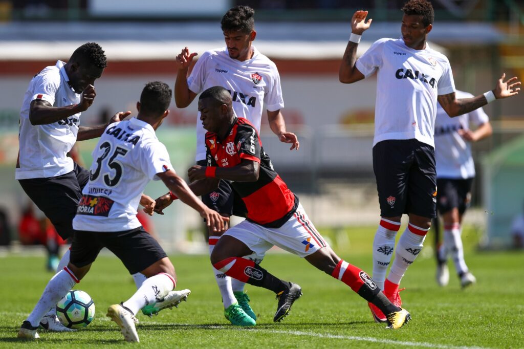 Flamengo busca ampliar retrospecto positivo contra o Vitória