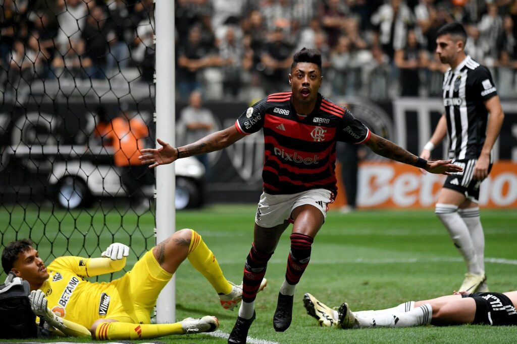 Bruno Henrique comemora gol do Flamengo contra o Atlético-MG