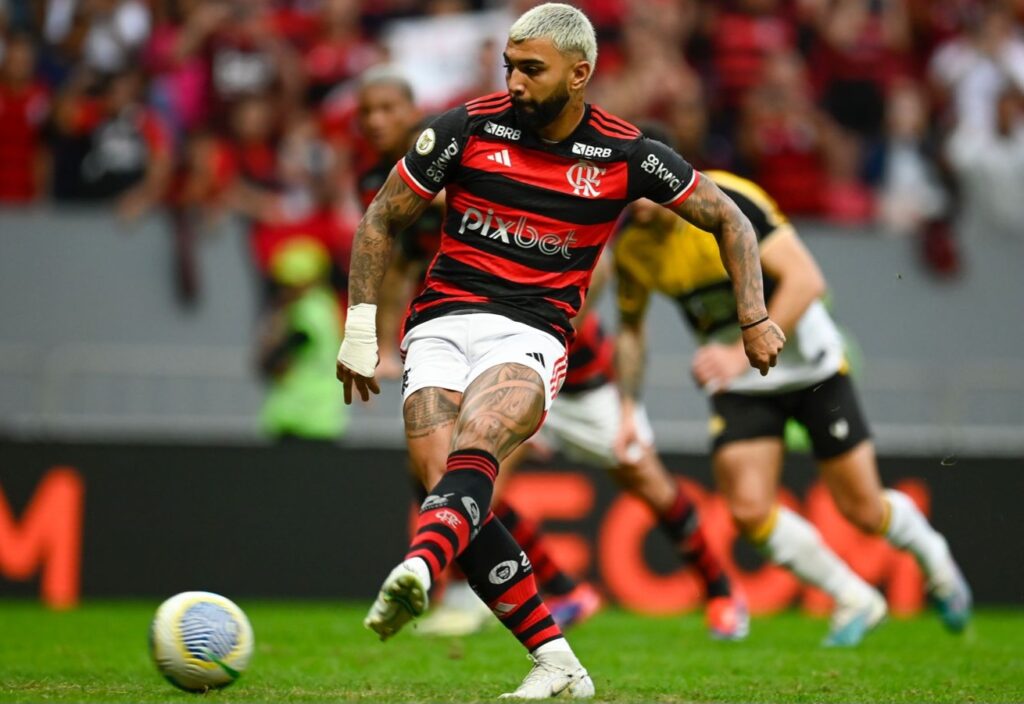 Gabigol converte pênalti infantil em Flamengo x Criciúma