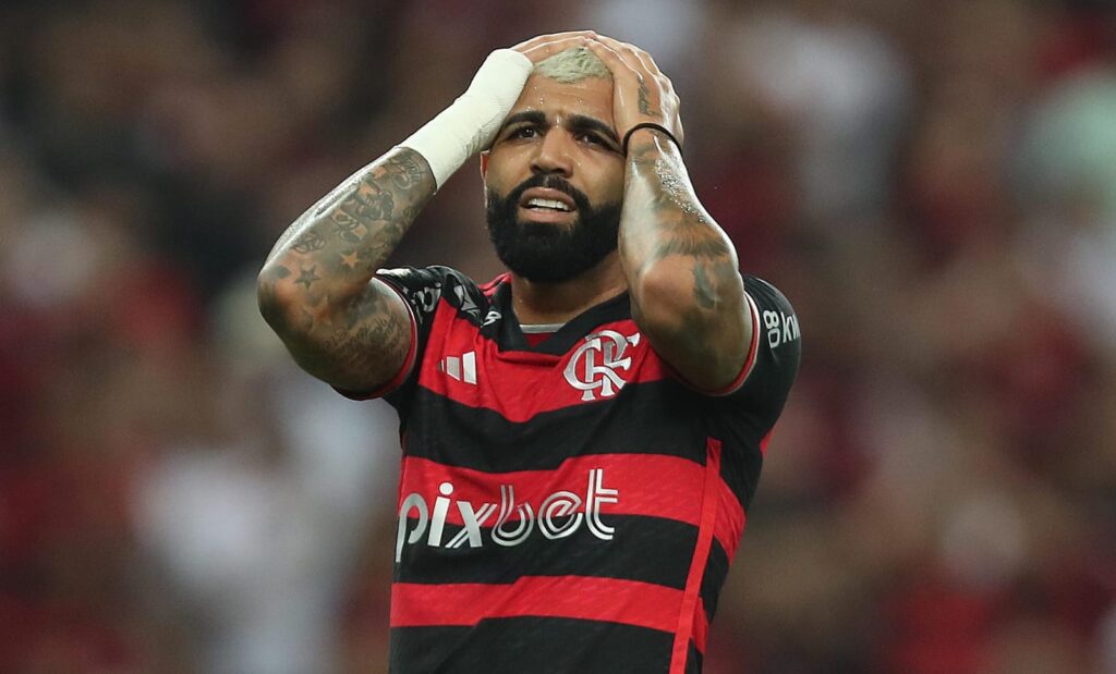 Gabigol leva mãos à cabeça