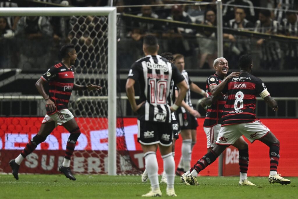 Gerson abraça Wesley em após lance que culminou em gol do Flamengo contra o Atlético-MG na Arena MRV