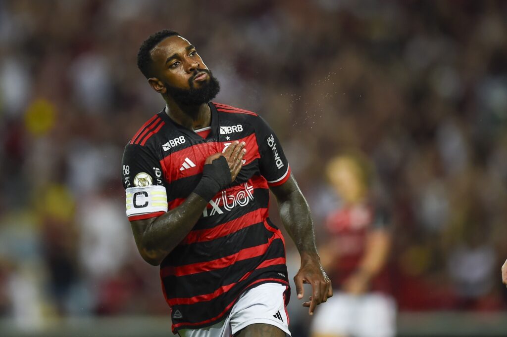 Gerson comemora gol do Flamengo sobre o Bahia no Brasileirão; meia lidera time no período desfalcado