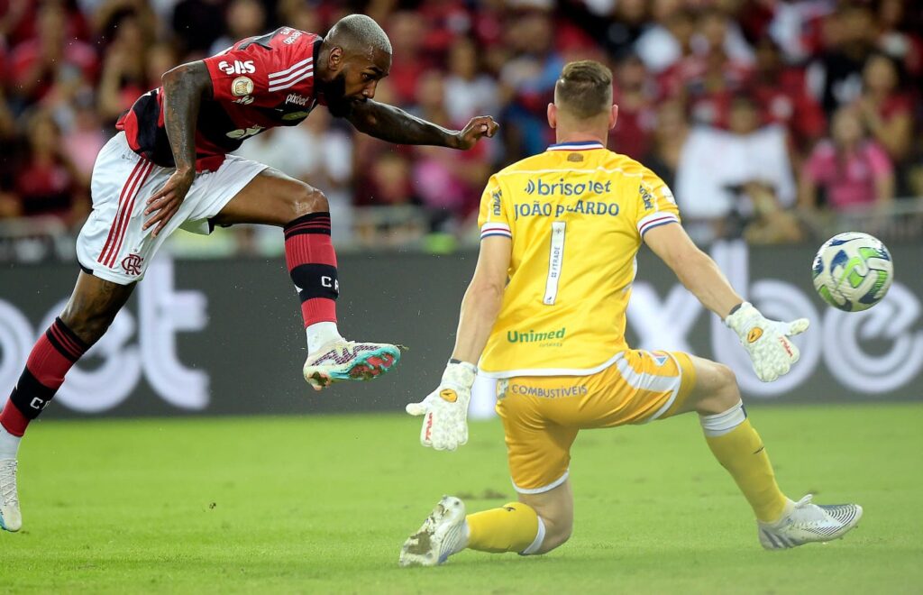 Gerson chuta a gol em Flamengo x Fortaleza