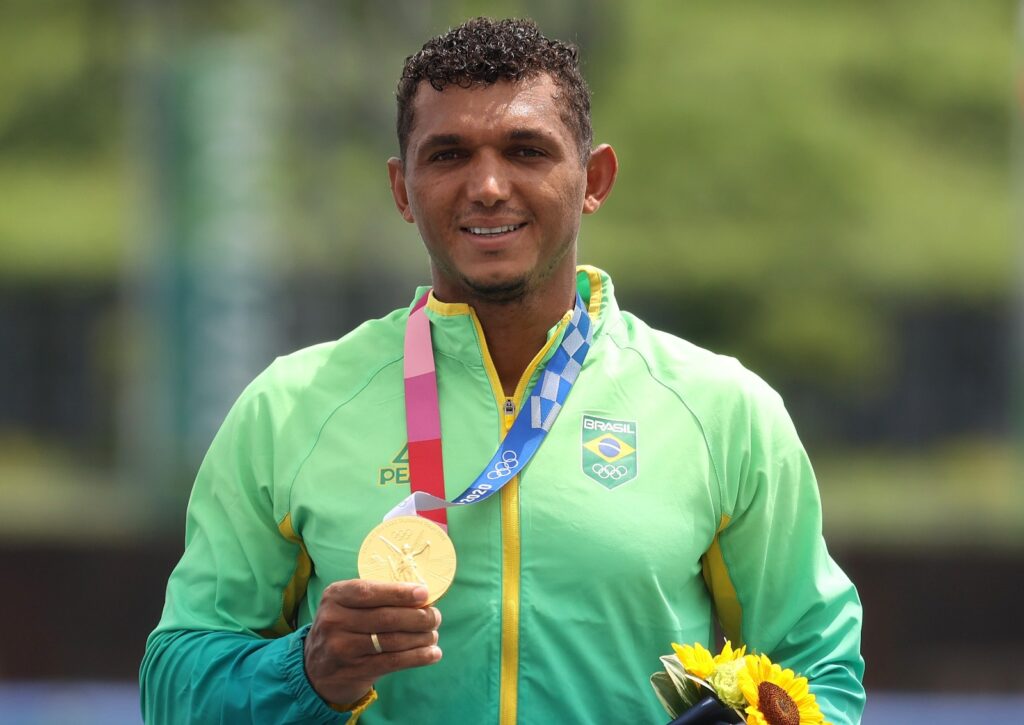 Isaquias Queiroz com medalha de ouro em Tóquio 2020; atleta será porta-bandeira do Brasil na cerimônia de abertura das Olimpíadas