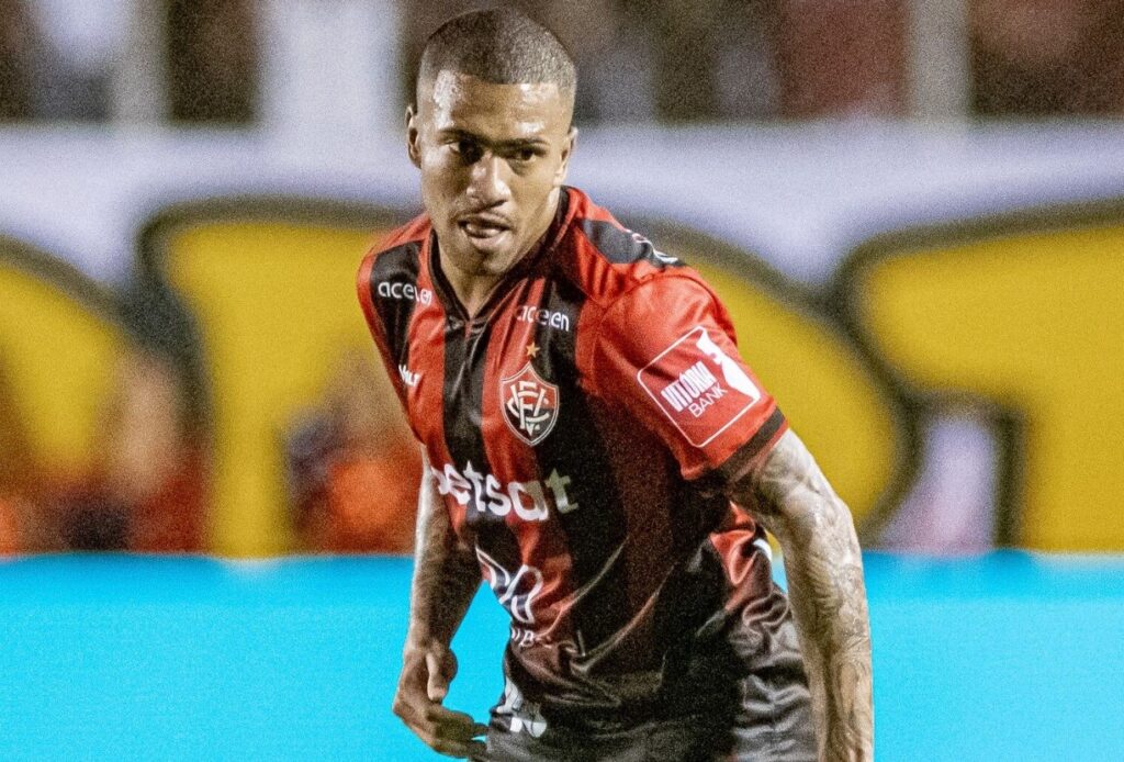 Lucas Esteves em campo pelo Vitória; lateral-esquerdo será desfalque contra Flamengo