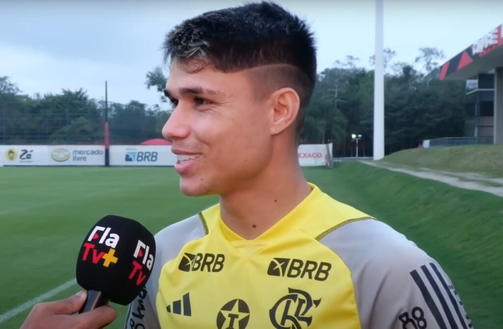 Luiz Araújo falando sobre jogo contra o Fortaleza à Fla TV;