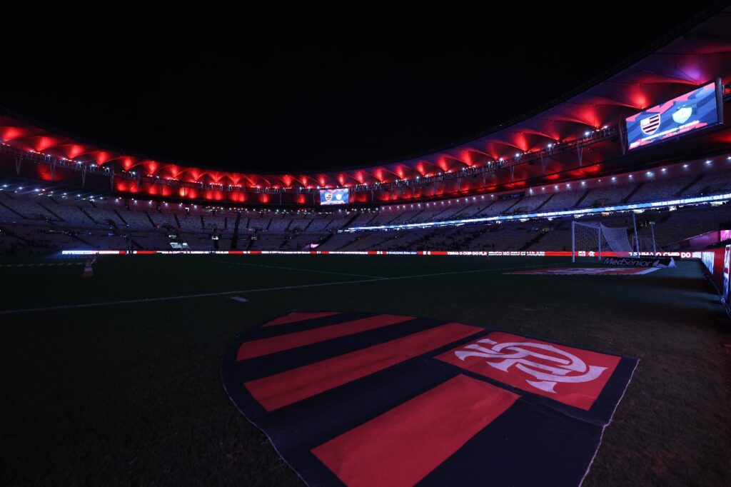 Maracanã vazio, de noite, com luzes rubro-negras em dia de jogo do Flamengo