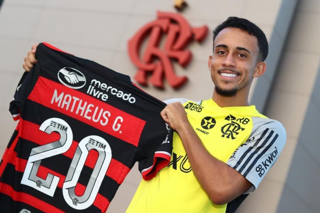 Matheus Gonçalves com camisa do Flamengo; jovem deve ser titular em Flamengo x Fortaleza