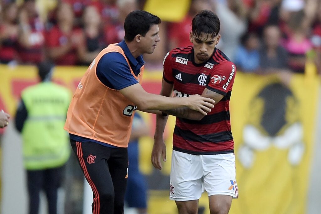 Barbieri e Paquetá em jogo do Flamengo; treinador comentou possível chegada do meia e de Claudinho ao clube