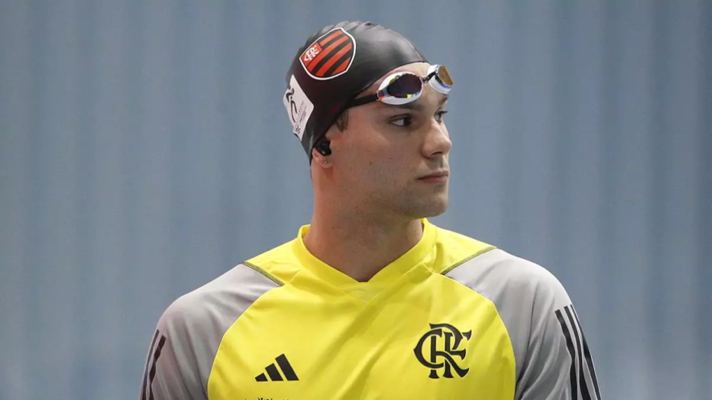 Murilo Sartori em competição pelo Flamengo; nadador vai representar natação do clube nas Olimpíadas de Paris