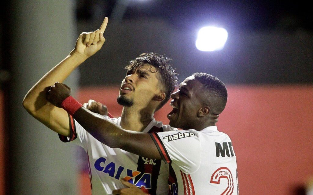 Lucas Paquetá comemora apontando para o céu e recebe abraço de Vinícius Júnior após gol em 16 segundos durante Flamengo 2x2 Vitória no Barradão