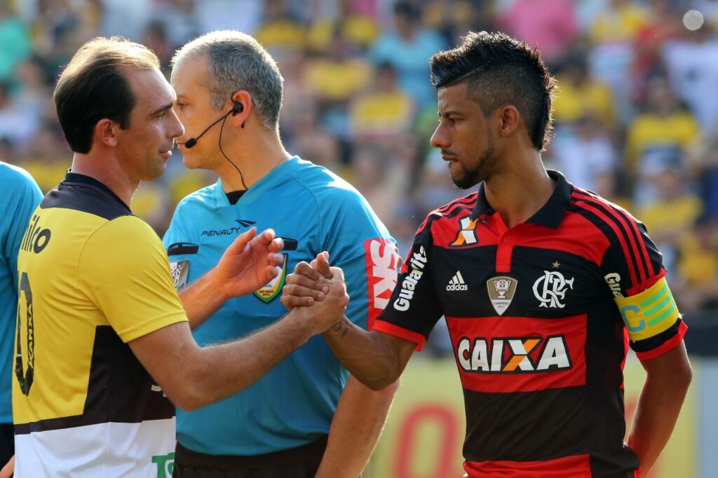 Paulo Baier e Léo Moura, capitães de Criciúma e Flamengo, se cumprimentam antes de duelo pelo Brasileirão de 2014