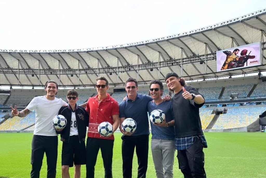 Pedro e David Luiz aparecem no Maracanã com Deadpool e Wolverine