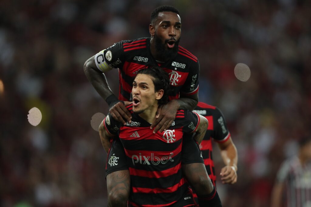 Pedro comemora gol em Flamengo x Criciúma com Gerson; derrota do vitória, Werton em Portugal e as últimas notícias