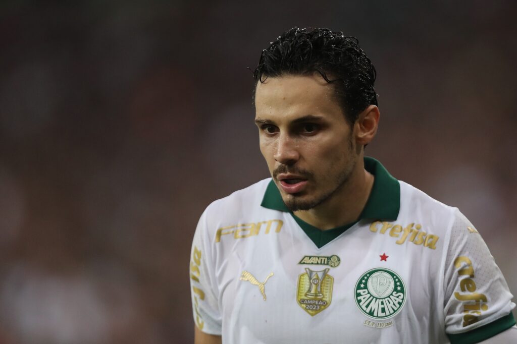 Raphael Veiga em jogo do Palmeiras no Maracanã; time chega de sequência ruim para enfrentar Flamengo na Copa do Brasil