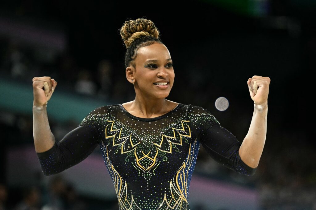 Rebeca Andrade comemora apresentação na trave que rendeu lugar na final do aparelho; ginastas do Flamengo foram fundamentais para Brasil chegar à 7 finais nas Olimpíadas