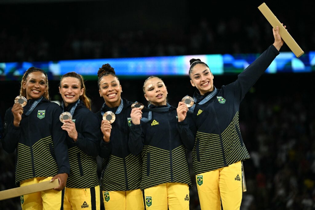 Rebeca Andrade, Jade Barbosa, Flávia Saraiva, Lorrane Oliveira, do Flamengo, e Júlia Soares após apresentação do Brasil na ginástica nas Olimpíadas