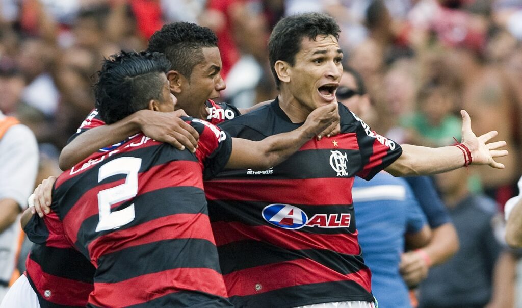 Ronaldo Angelim comemora gol do título do Flamengo em 2009 e é abraçado por David Braz e Léo Moura