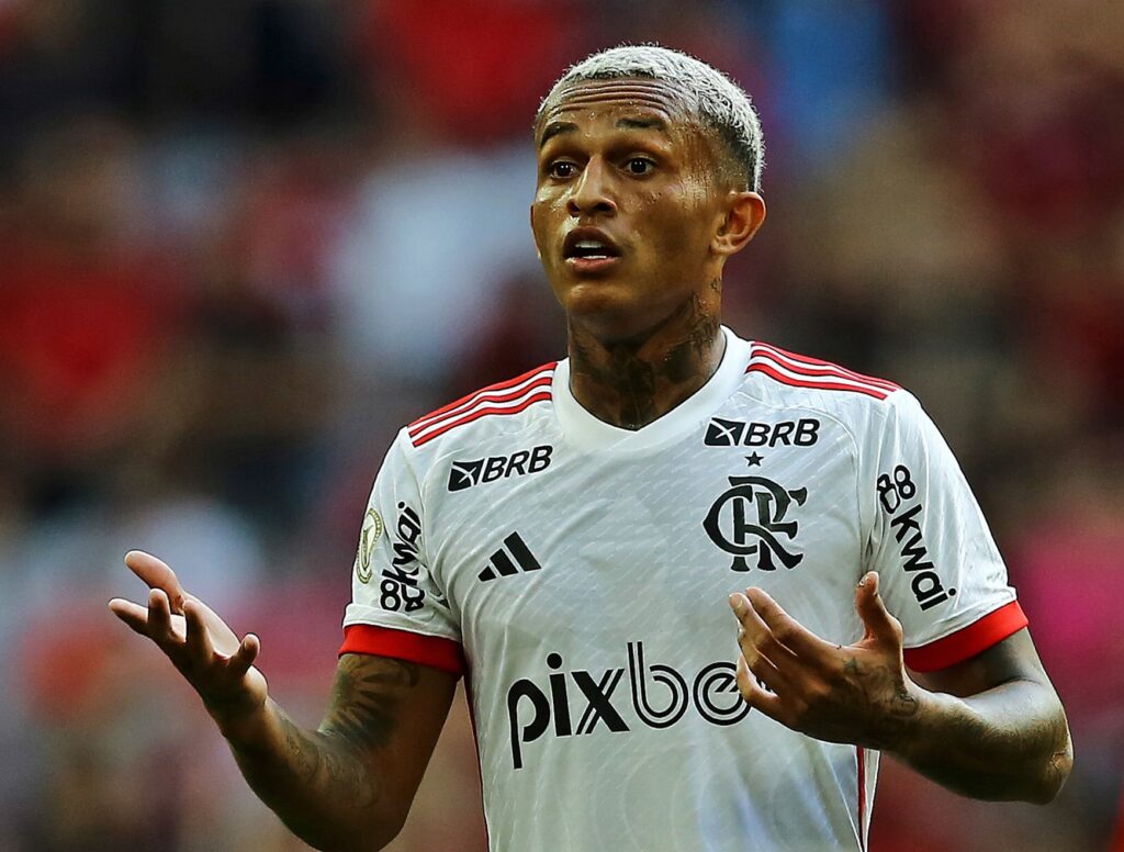 Wesley em campo pelo Flamengo; Bournemouth negocia compra de lateral-direito