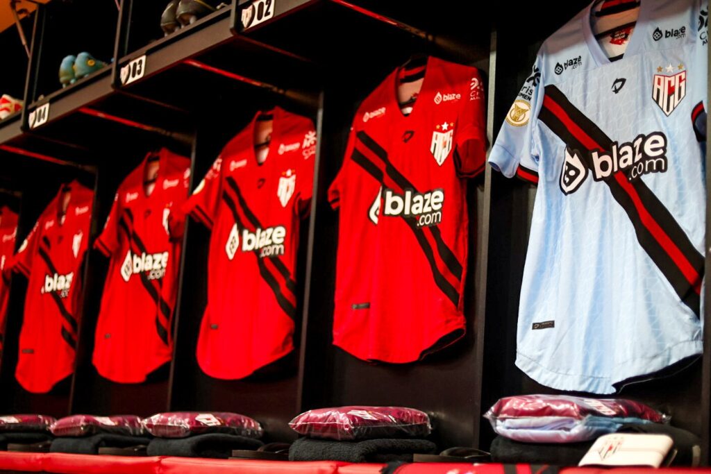 Uniformes do Atlético-GO pendurados no vestiário do Antônio Accioly antes do jogo contra o Bahia pelo Brasileirão 2024