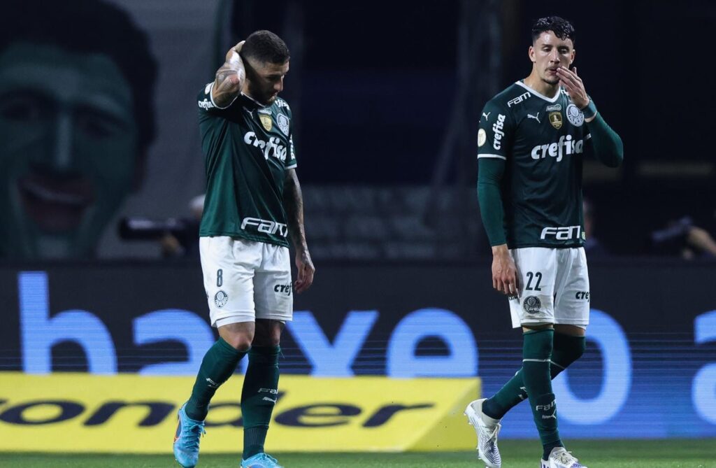 Zé Rafael, do Palmeiras, com mão na cabeça