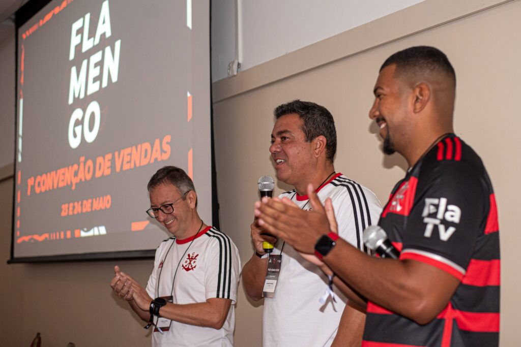 Adidas admite erro ao mostrar camisa a lojistas antes do Conselho Deliberativo do Flamengo; VP de Marketing também se desculpa por episódio