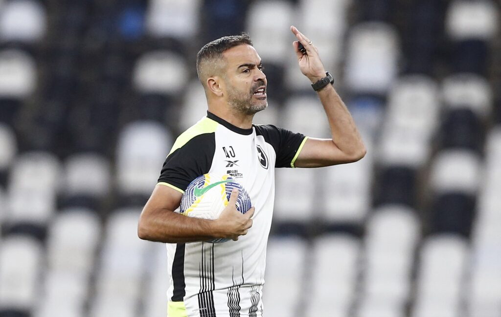 Artur Jorge bravo dá direcionamentos durante treino do Botafogo