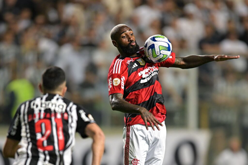 Gerson domina bola no peito durante Flamengo x Atlético-MG, no Brasileirão 2023