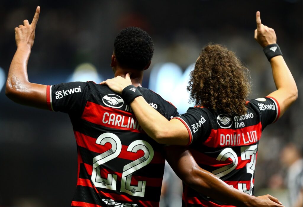 Carlinhos abraça David Luiz e apomta para o céu agradecendo a Deus pelo seu primeiro gol com a camisa do Flamengo sobre o Atlético