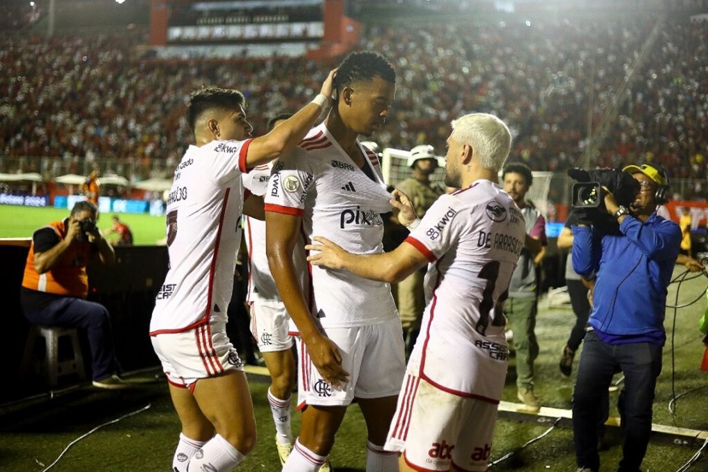 Carlinhos comemora seu gol contra o Vitória - Gilvan de Souza/CRF