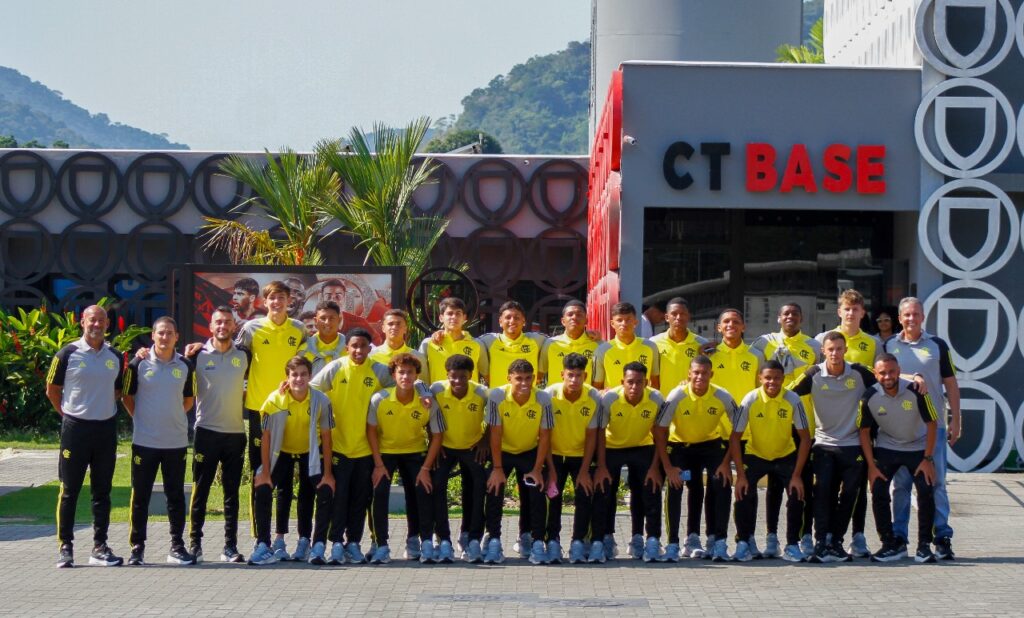 Delegaço do Flamengo Sub-16 posa para foto em frente ao CT da base no Ninho do Urubu; grupo viajou para Quissamã