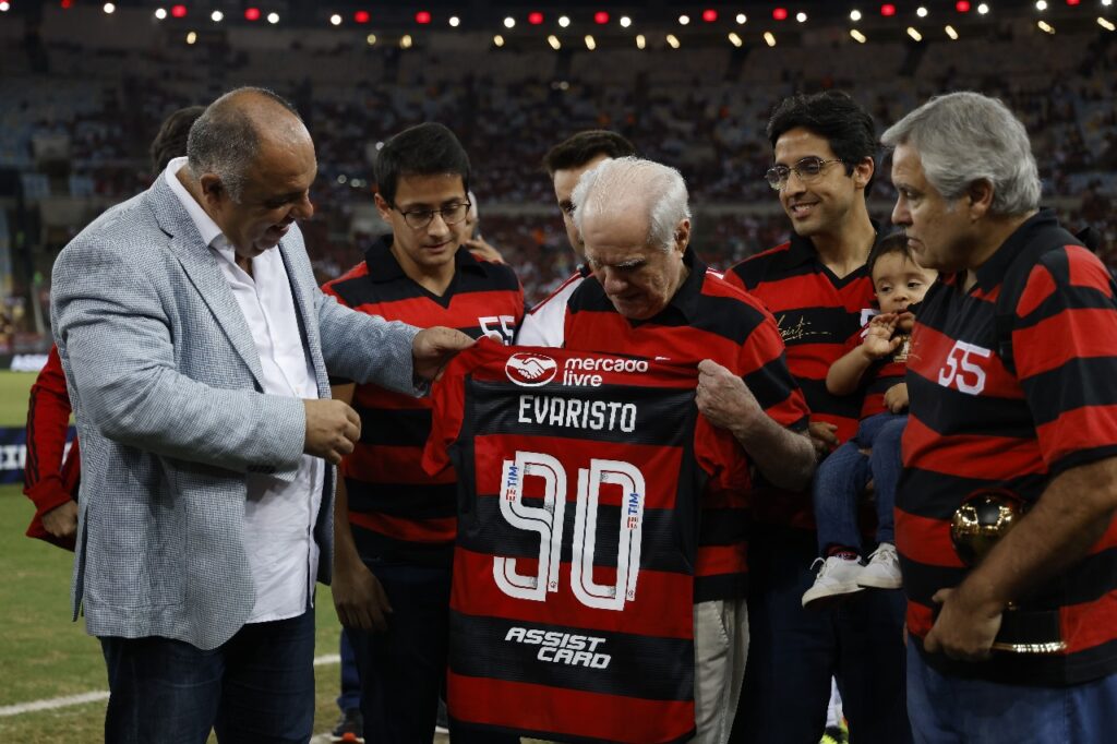 Evaristo de Macedo segura camisa com número 90 e seu nome em alusão aos 90 anos em 2023 durante homenagens do Flamengo