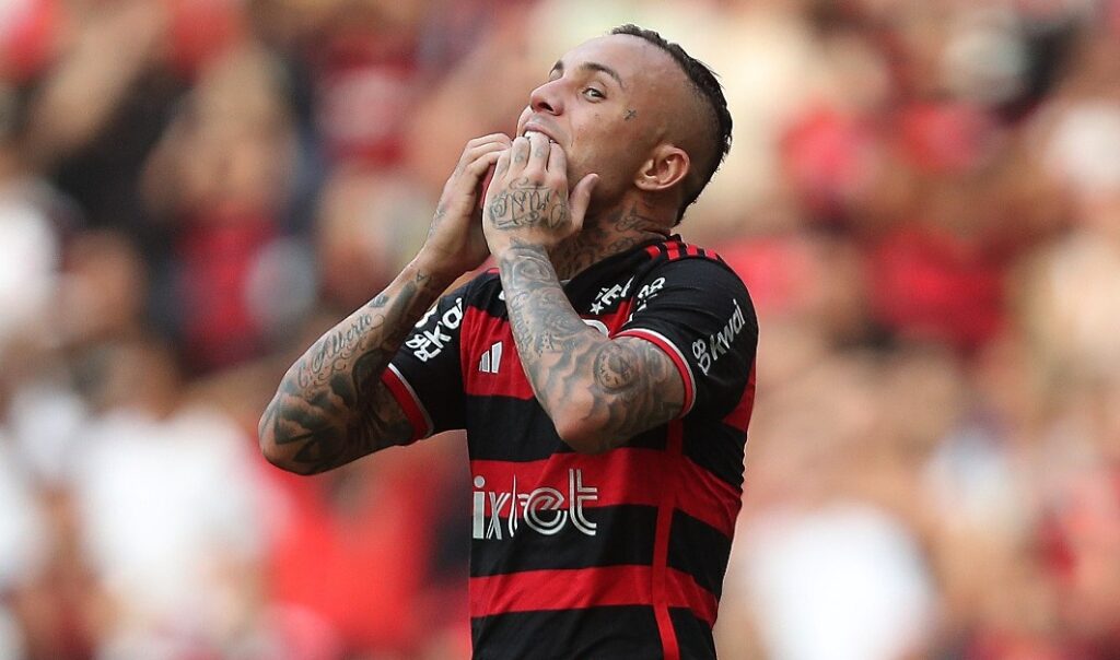 Everton Cebolinha, do Flamengo, reage durante a partida entre Flamengo e Goianiense pelo Brasileirão 2024, no Estádio do Maracanã, em 28 de julho de 2024, no Rio de Janeiro, Brasil.