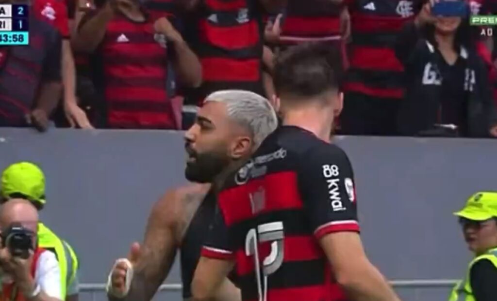 gabigol comemora gol pelo flamengo