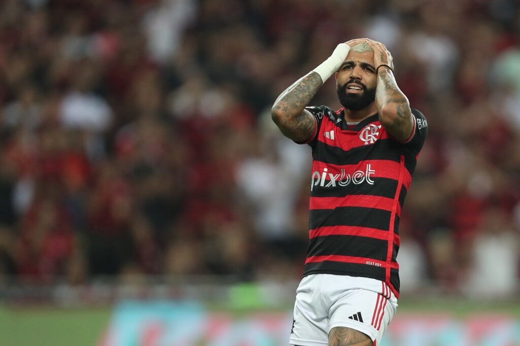 Gabigol com mãos na cabeça se lamentando após gol anulado em Flamengo x Fortaleza