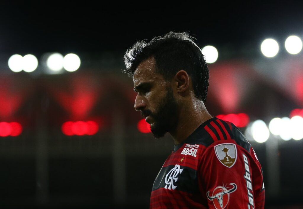 Henrique Dourado de perfil e com semblante concentrado durante partida pelo Flamengo na Libertadores