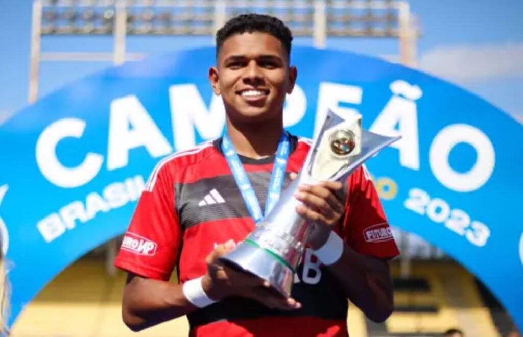 Al-Ain contrata gratuitamente meia do Flamengo de 19 anos