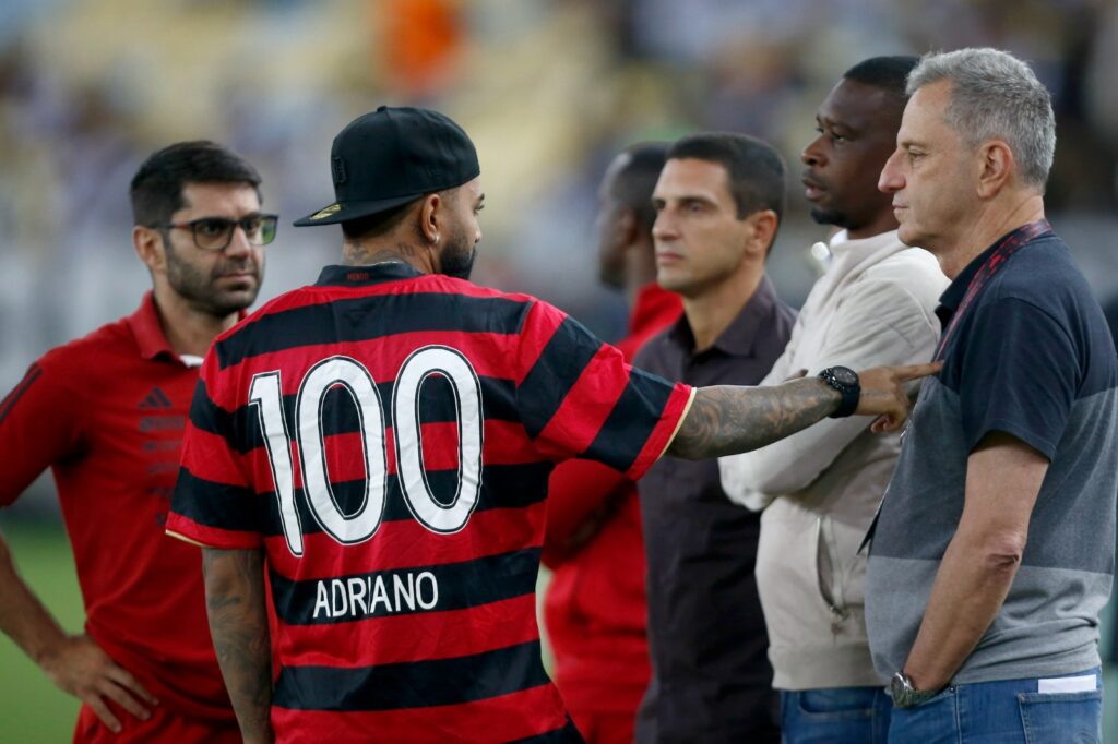 Landim não quer igualar oferta do Palmeiras; ele crê que contrato curto é chance de Gabigol se provar e que jogador não tem apoio de maioria da torcida