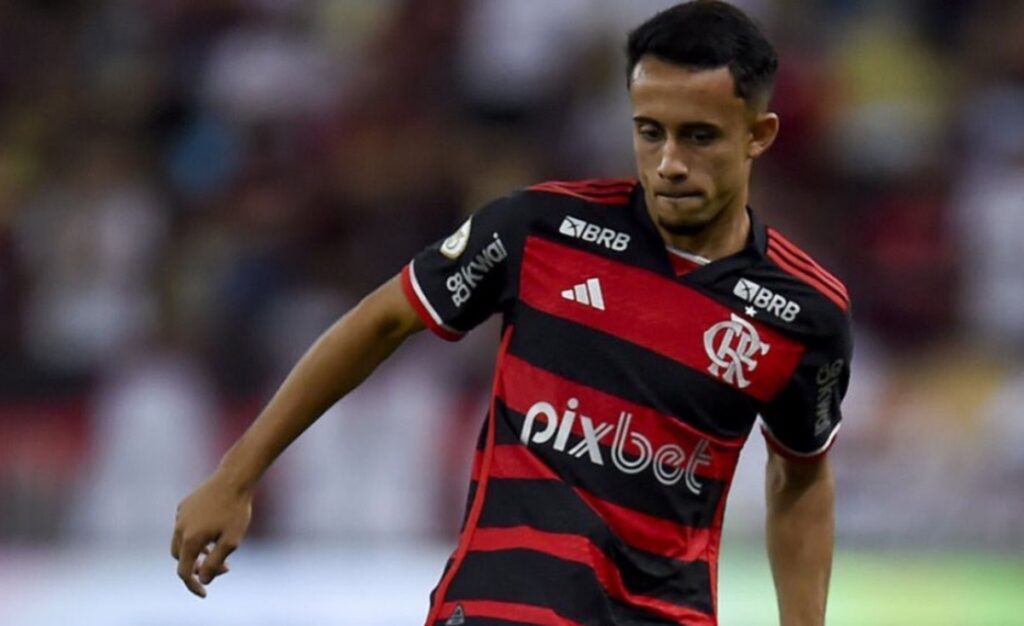 Matheus Gonçalves olha bola e dá passe em jogo do Flamengo