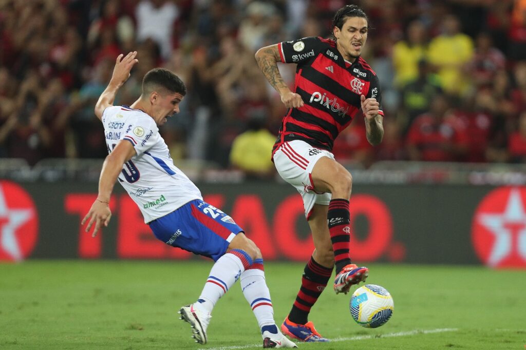 Pedro tenta travar finalização durante derrota do Flamengo para o Fortaleza