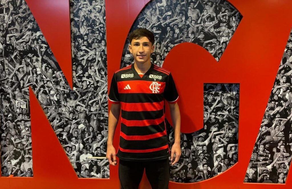 Rafael Tenório, novo jogador do Sub-15 do Flamengo, posa com Manto Sagrado após assinar retorno ao clube