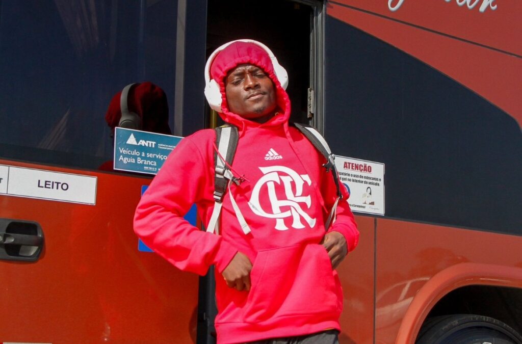 Shola desembarca do ônibus do Flamengo para enfrentar o Corinthians