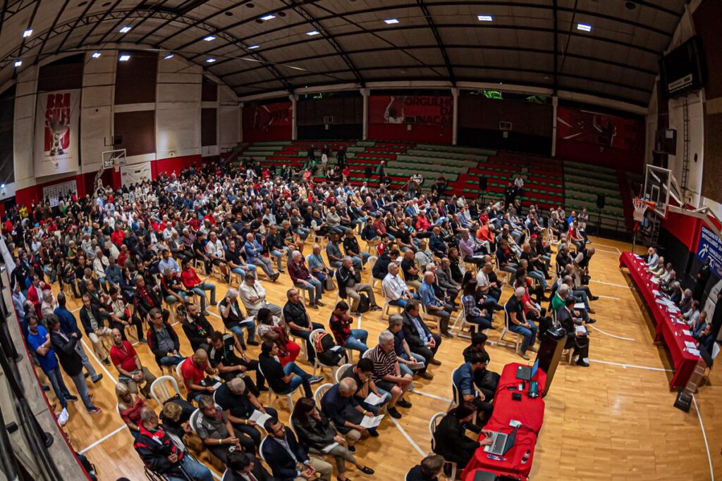 Conselheiros durante votação para compra do terreno no antigo Gasômetro, onde será o estádio do Flamengo